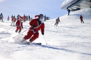 Santas skiing